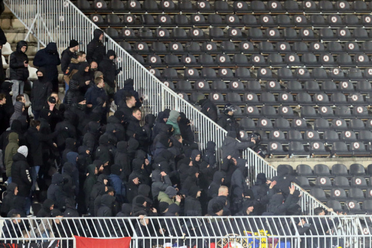 Problemi na stadionu Partizana, ušla i žandarmerija! Utakmica nije ni počela, a već ima gužve na tribinama (FOTO/VIDEO)