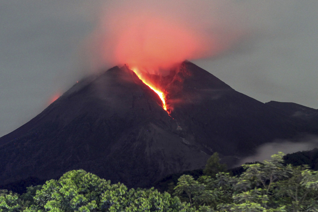 Eruptirao vulkan na ostrvu Java: Užareni oblaci dostizali visinu od 100 metara! (VIDEO/FOTO)