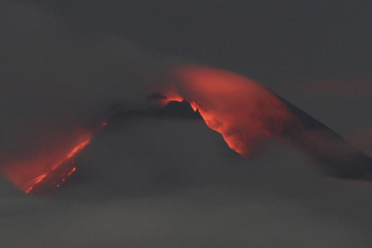 U Indoneziji erupcija vulkana Anak Krakatoa: Oblak pepela odleteo 3.000 metara!