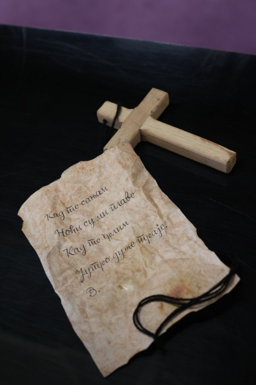 Tajanstveni paket pronađen u Srpskom narodnom pozorištu: Traži se misteriozni V. koji je u ovom teatru izgubio ljubav (FOTO)