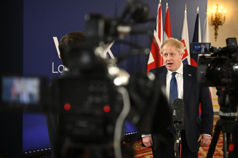 "Gospodin Usamljeni": Zašto niko nije želeo da priča sa Borisom Džonsonom na samitu u Briselu? (VIDEO)