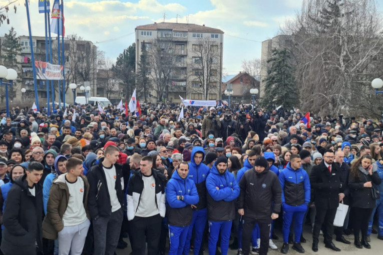Vučić u Lazarevcu i Mladenovcu: Hoćemo čist vazduh, pravićemo filtere, ali nećemo da zatvaramo naše rudnike (FOTO)