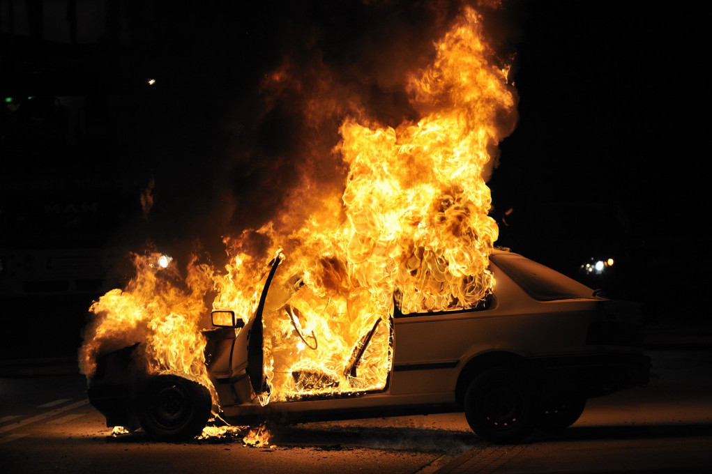 Automobil potpuno izgoreo ispred kuće: Pogledajte snimak požara u Sremskim Karlovcima! (VIDEO)