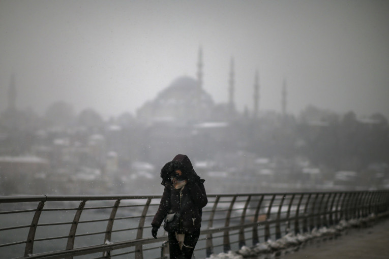 Sneg napravio haos u Turskoj: Otkazano više od 400 letova, 19 provincija zatvorilo škole, stotine sela odsečeno od sveta (VIDEO/FOTO)