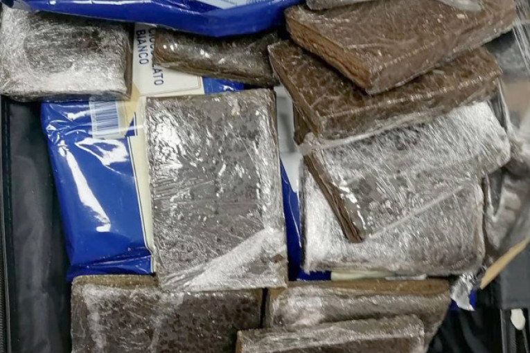Drogu krili u omotima od čokolade: Uhapšene dve osobe, zaplenjeno više od 12 kilograma narkotika! (FOTO)