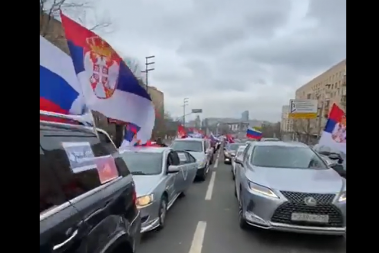 Srpske trobojke se vijore u Moskvi: Veliki miting podrške ruskoj vojsci u glavnom gradu Rusije (VIDEO)