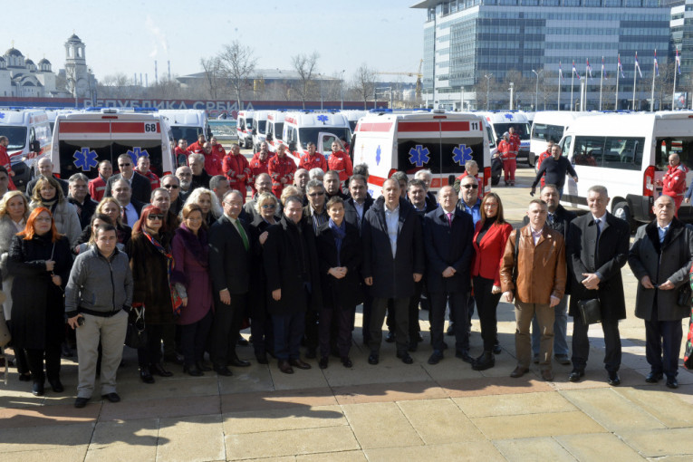 Sjajne vesti za zdravstvo: Stiglo 329 sanitetskih vozila!
