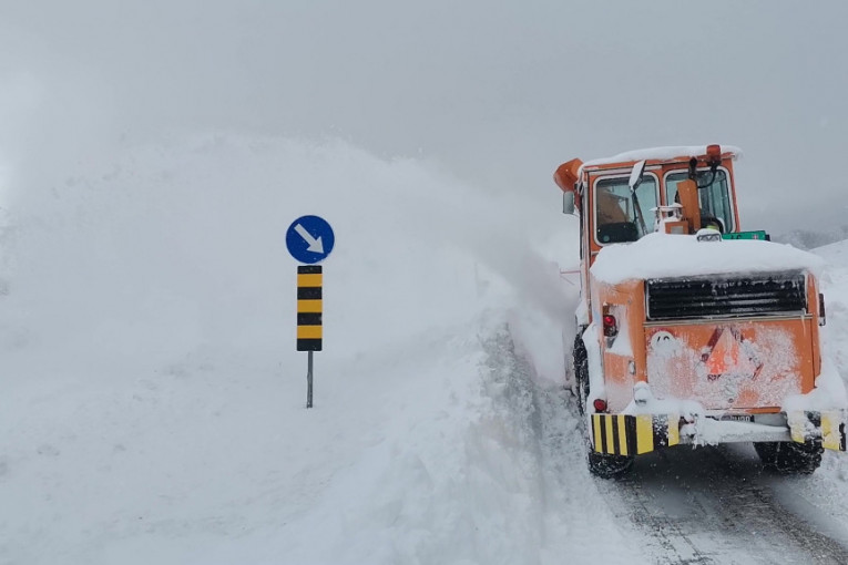 Ljuta borba ivanjičkih putara sa snegom: Pet metara belog pokrivača protiv teške mehanizacije (FOTO)