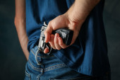 Albanac vitlao pištoljem u centru Vranja! Policija u njegovom automobilu pronašla nož i tragove krvi