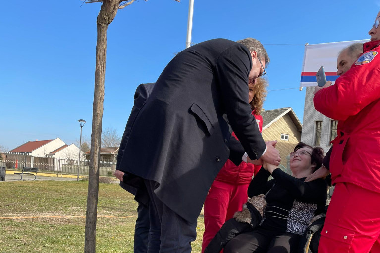 Ženi pozlilo na predizbornom mitingu, Vučić odmah sišao sa bine da pomogne (FOTO)