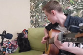 Mačak peva bluz: Dovoljno je da njegov vlasnik zasvira prve taktove i ovaj lepotan odmah pokazuje koliko je talentovan (VIDEO)