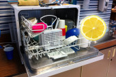 U mašinu za pranje sudova ubacite polovinu limuna: Sudovi će biti perfektno čisti, a kamenac iz mašine uklonjen (VIDEO)
