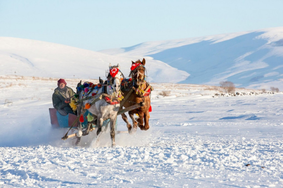 Atrakcija za turiste: Vožnja kočijama ili biciklom po zaleđenom jezeru