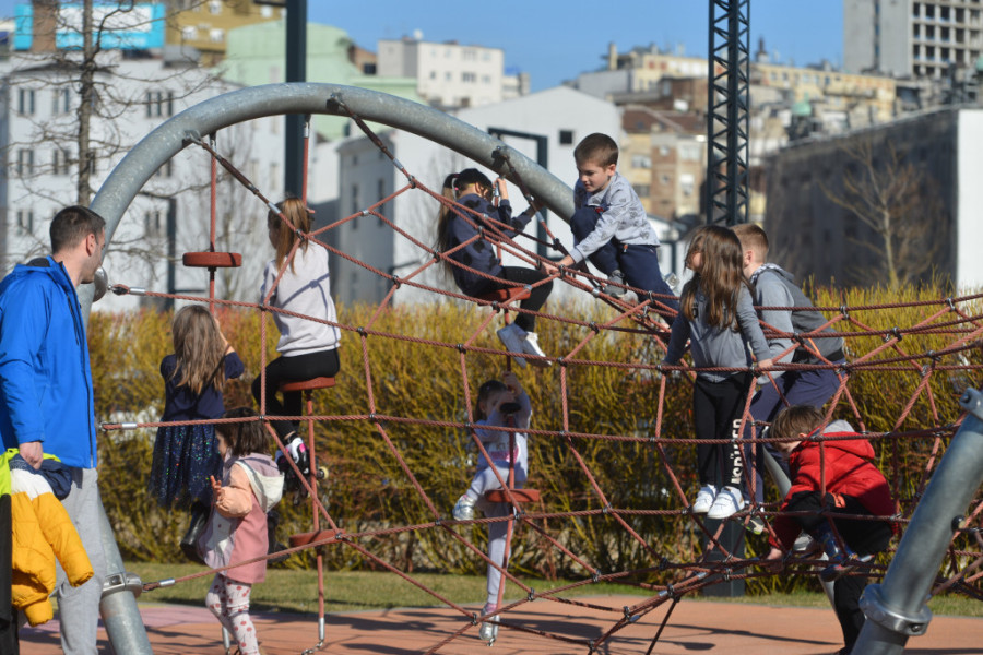 Sveštenik usvojio više od dvadesetoro dece