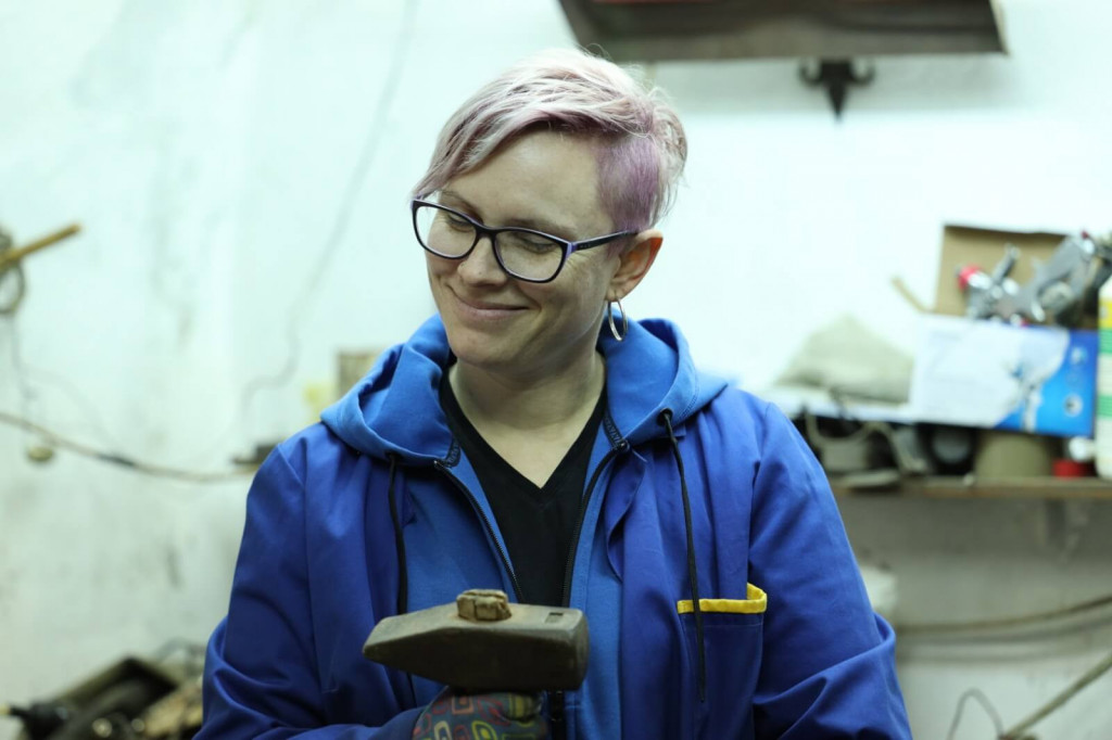 Andrea više voli čekić nego kutlaču, a kuhinju zamenila kovačkom radionicom: Otkrila nam je kako je biti žena kovač u Srbiji (VIDEO)