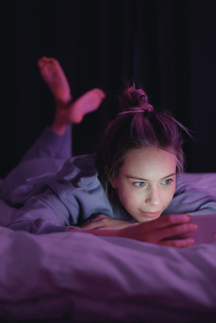 Ako proveravate telefon usred filma niste jedini: Evo zašto se to dešava