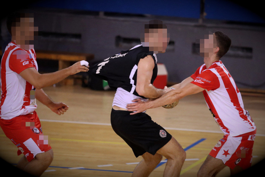 Nemojte, deco! Opšta tuča na večitom derbiju mlađih kategorija, svi ih razdvajali, dečaci se gurali i udarali