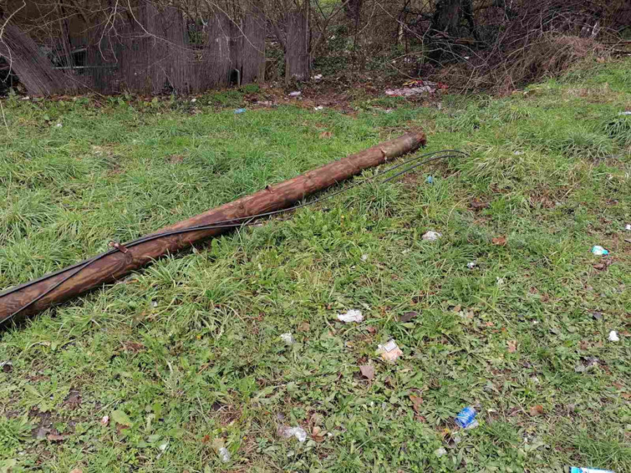 Opasnost od strujnog udara: Oborene bandere i strujni kablovi koji vise po gradu opasni po život! (FOTO)