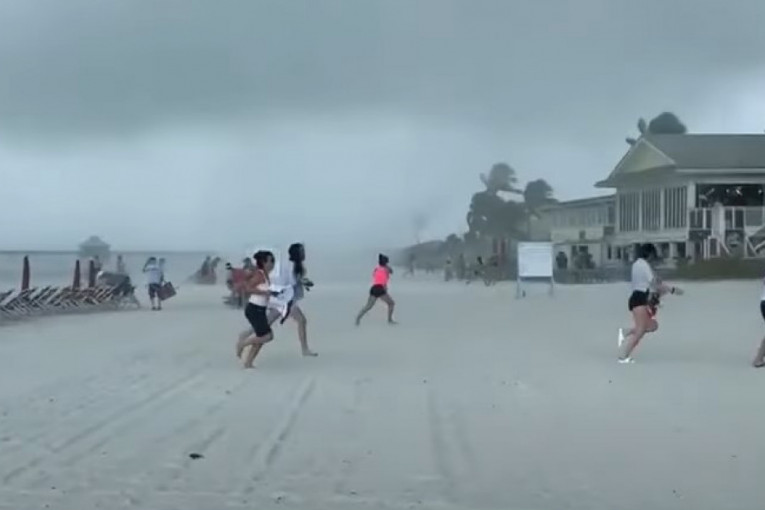 Tornado pogodio plažu na Floridi: Kupači počeli da beže glavom bez obzira (VIDEO)