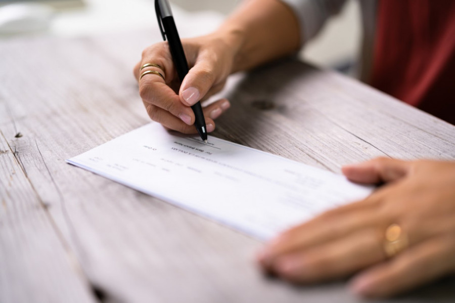 Plaćanje čekovima ili karticom na rate: Evo u čemu je razlika i šta je povoljnije za građane