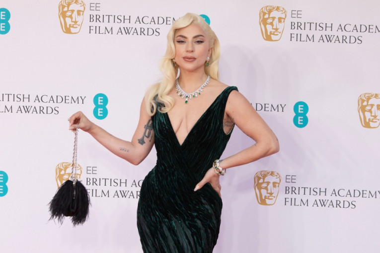 Rebel Vilson postidela Lejdi Gagu na dodeli BAFTA nagrada: Njenom vereniku bacila u krilo zlatni brushalter (VIDEO)