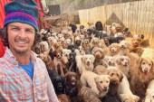 Ovaj genijalni video morate da pogledate:  Snimao je kako 80 pasa uleće u dvorište, ali nije se završilo onako kako se nadao