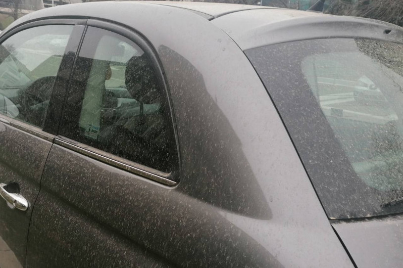 Prljava kiša prekrila Srbiju: Građani iznenađeni flekama na automobilima i garderobi - srpski meteorolog objasnio o čemu se radi (FOTO)