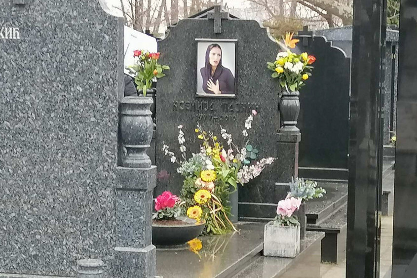 Pomen najlepšoj srpskoj pevačici koju je fatalna ljubav odvela u smrt: Cveće i suze na grobu Ksenije Pajčin (FOTO/VIDEO)
