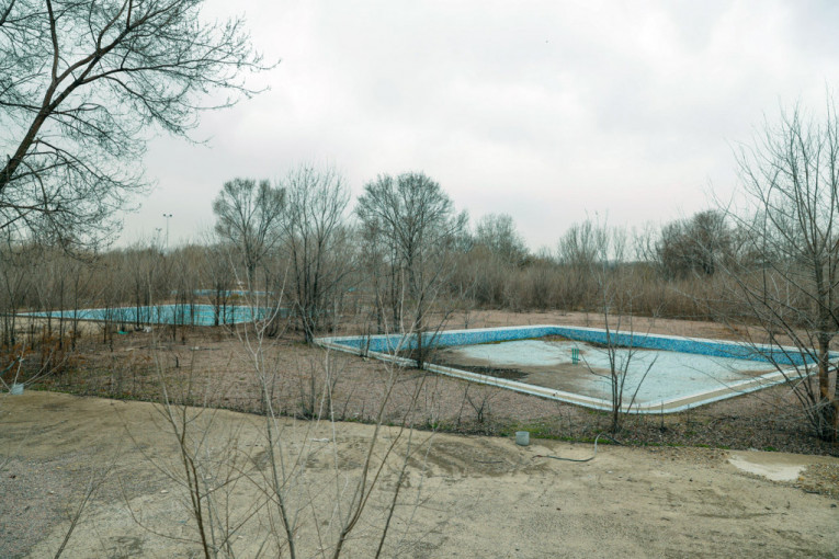 Napušteni bazeni, smeće i korov: Pogledajte kako izgleda nikad nezavršeni akva park na Adi Ciganliji (FOTO)