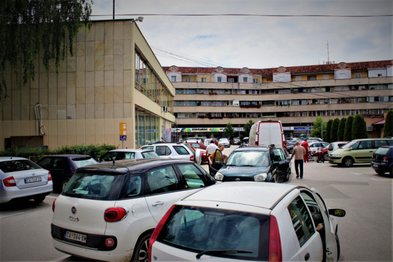 Policija deli kazne kao od šale: Vozači se parkiraju gde stignu u ovom srpskom gradu!