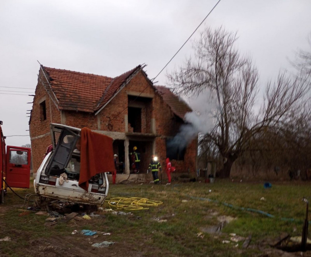 Vatrena stihija zahvatila porodičnu kuću: Starija žena zadobila teže telesne povrede u požaru (FOTO)