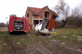 Vatrena stihija zahvatila porodičnu kuću: Starija žena zadobila teže telesne povrede u požaru (FOTO)