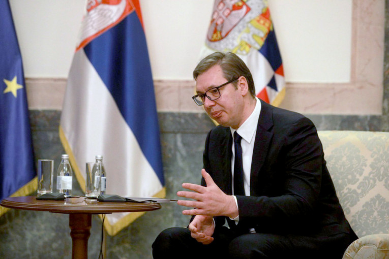 Vučić poslao poruku građanima: "Nastavimo da guramo Srbiju napred" (VIDEO)