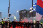 Partizanovi navijači pesmom kroz Roterdam, na čelu se vije srpski barjak (VIDEO)