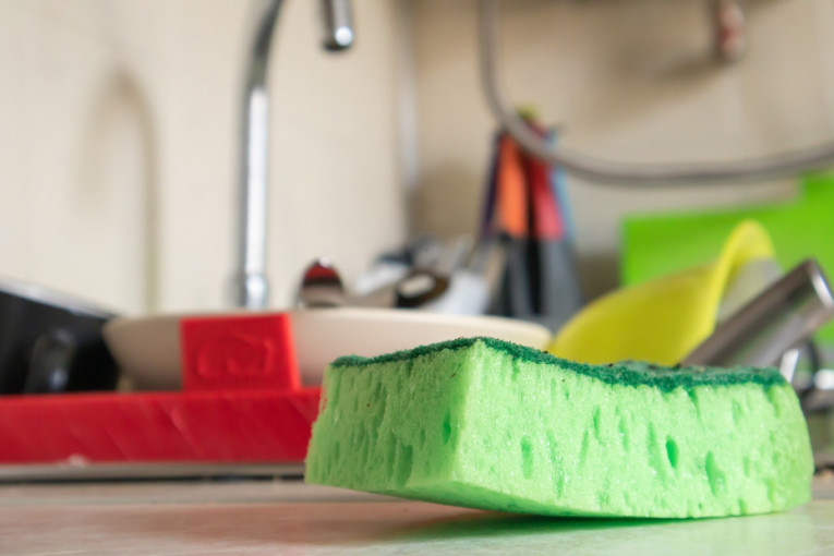 Masnoći je došao kraj: Kako očistiti mikrotalasnu bez mukotrpnog ribanja?