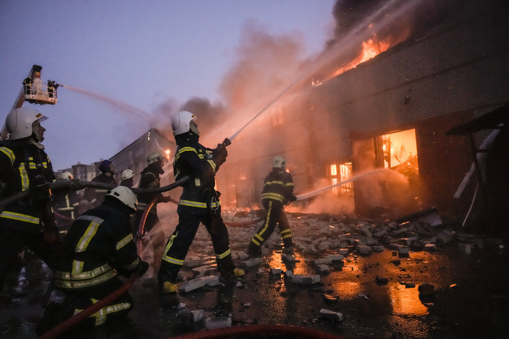 Snažan ruski udar na Kijev i više regiona Ukrajine: Izbio požar u Lavovu nakon raketnog udara!