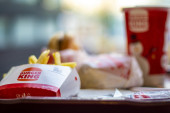Burger King povlači uvredljive reklame u Španiji! Skadalozne poruke na bilbordima uznemirile katolike (FOTO)