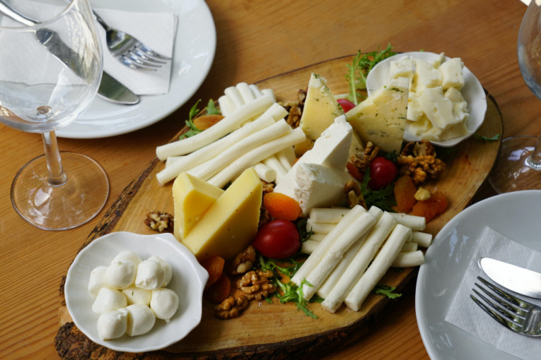 Evo zašto sir nikada ne treba direktno iz hladnjaka da servirate na tanjir ili poslužavnik