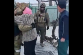 “Hvala Putinu i Kadirovu”: Oslobođeni ruski civili sa radošću dočekuju čečenske borce (VIDEO)