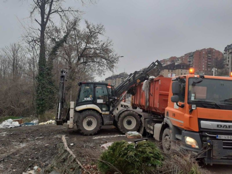Nekoliko divljih deponija uklonjeno sa Čukarice: Odneseno je više od 300 metara kubnih smeća (FOTO)