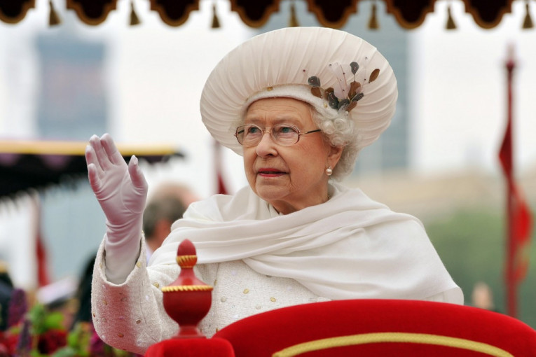Uprkos tome što je uvek nosila crven ili jarkoružičast ruž, Elizabeta II je tri decenije birala istu nijansu laka za nokte