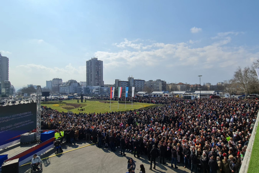 Nekoliko hiljada Novosađana se okupilo na železničkoj stanici: Brzi voz stigao u srpsku Atinu (FOTO)