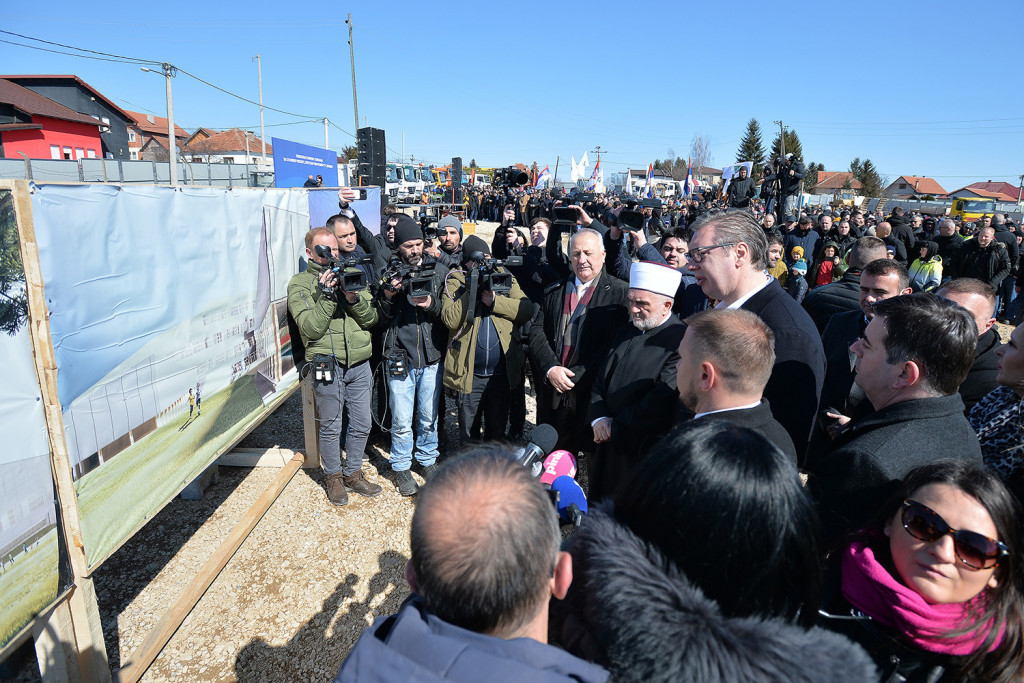 Vučić u Sjenici: Čak 11, 7 miliona evra Srbija ulaže u najmoderniju školu!