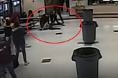 Policajac klečao na vratu devojčice (12) više od jednog minuta: Kamere snimile šokantnu školsku tuču (VIDEO)