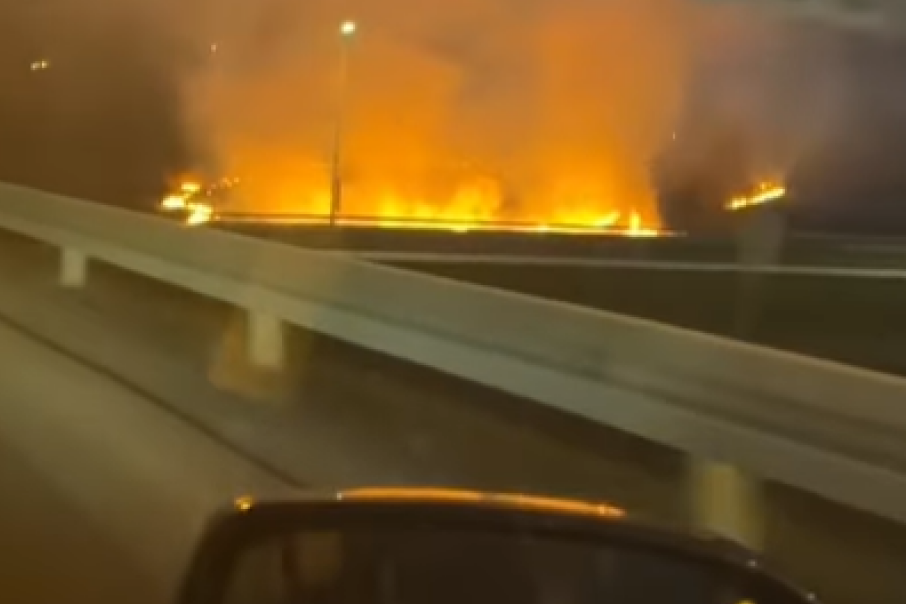 Buknuo požar na auto-putu kod Mladenovca: Vatra zahvatila nisko rastinje, kulja dim! (VIDEO)