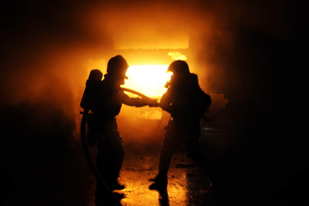 Zapalio se krov zgrade u centru grada: Preti da se proširi na muzej (FOTO)