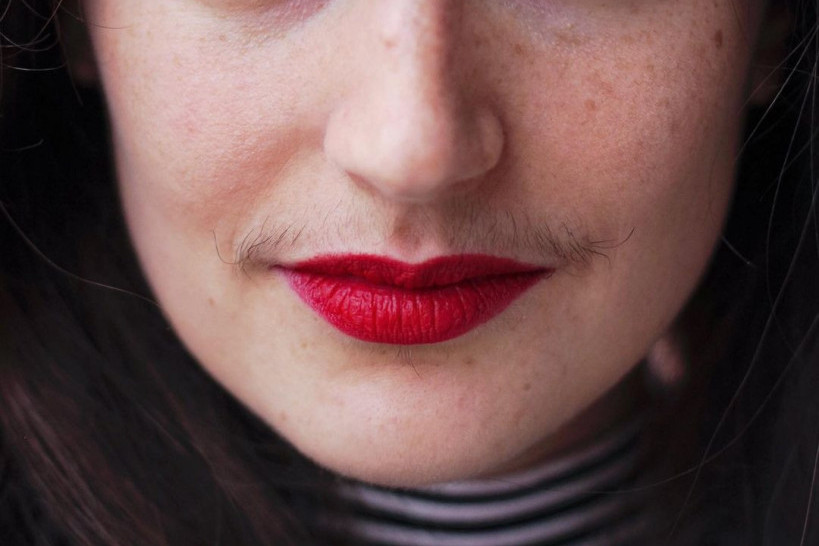 Učiteljici ne pada na pamet da čupa brkove i obrve: „Ako to ne rade muškarci, zašto bih ja“ (FOTO)