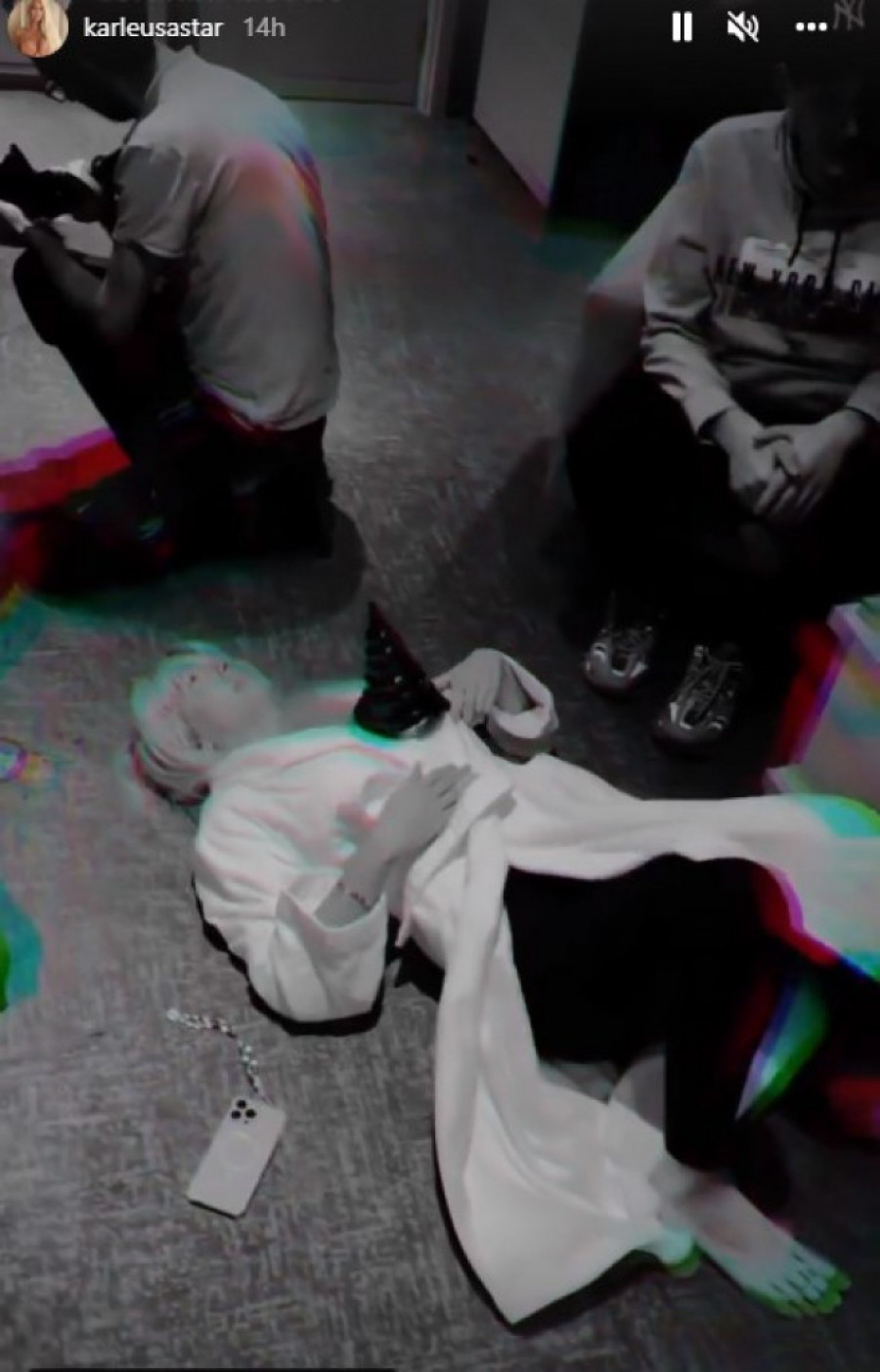 Jelena leži na podu dok njeni saradnici turbijaju korset