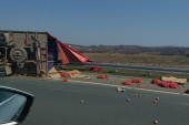 Žestok sudar na auto-putu "Miloš Veliki": Kamion prevrnut, krompir rasut po kolovozu (FOTO)
