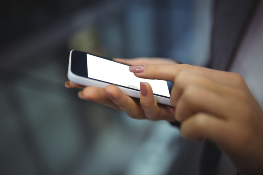 Ako proveravate telefon usred filma niste jedini: Evo zašto se to dešava